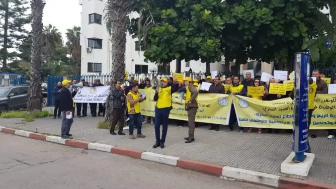 موظفون بالصيد البحري يُضربُون ويحتجُّون أمام مقر الوزارة الوصية بالرباط