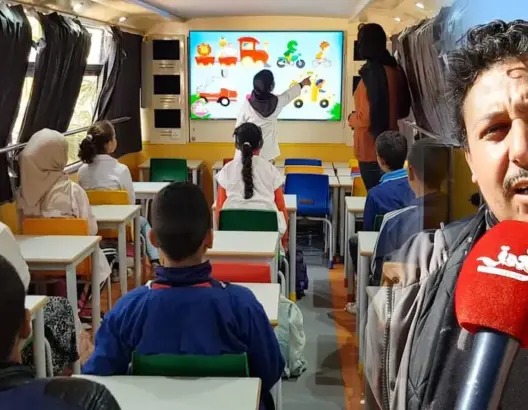 مؤسسة اجتماعية تحول حافلتين لحجرتين دراسيتين بدواوير خريبكة (فيديو)