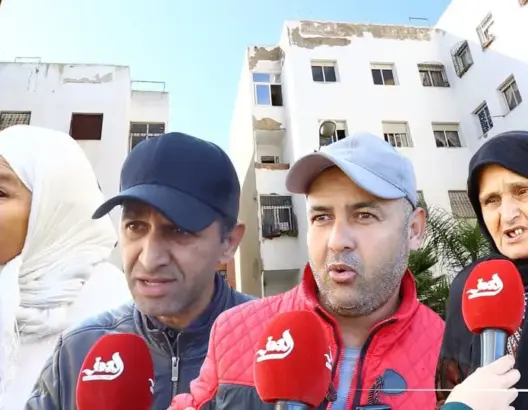 خطر السقوط يهدد شققا بأحد أحياء سلا والسكان يتهمون المقاول (فيديو)