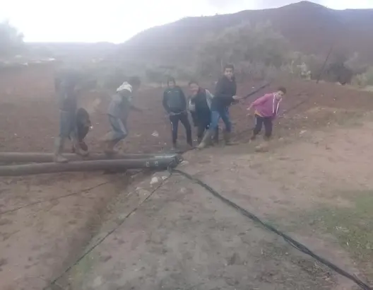 سقوط أعمدة كهربائية يهدد حياة قرويين بضواحي دمنات