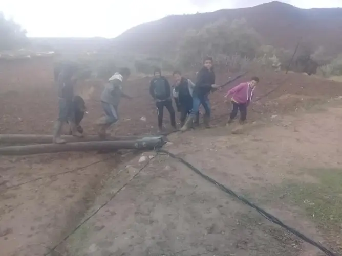 سقوط أعمدة كهربائية يهدد حياة قرويين بضواحي دمنات