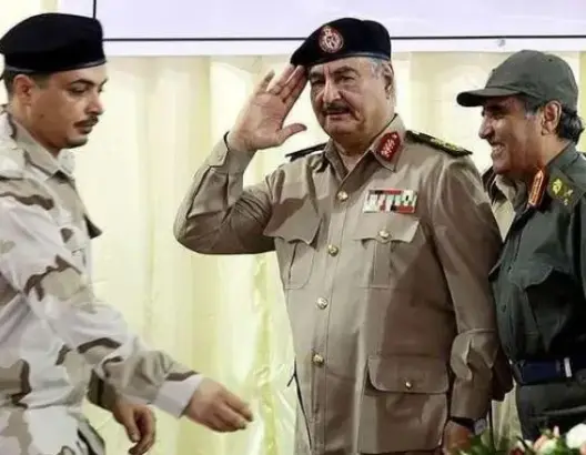 حفتر يقصف طرابلس.. استهدف كلية عسكرية فقتل 28 شخصاً وأصاب 20