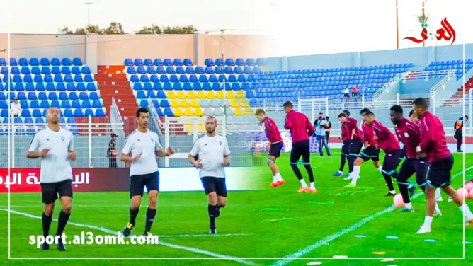 حضور طاقم التحكيم وفريق الدفاع الجديدي بملعب العبدي قبل مواجهة الرجاء (فيديو)