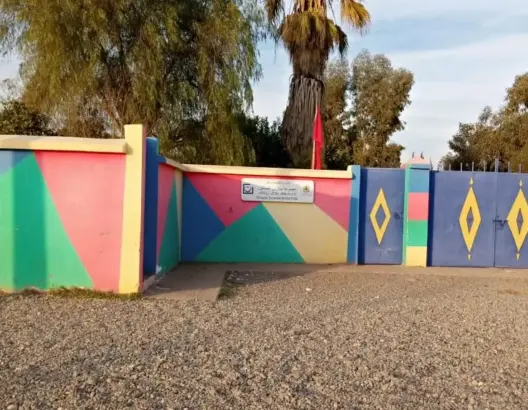 طريق أمام مدرسة بمراكش تثير ذعر الساكنة خوفا على حياة أبنائهم (فيديو)