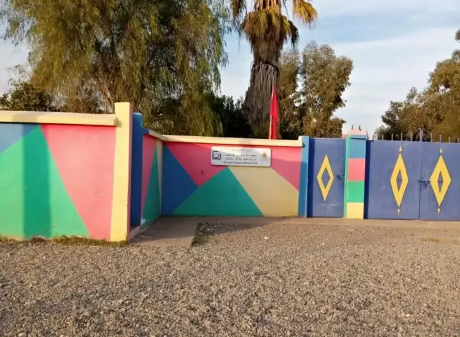 طريق أمام مدرسة بمراكش تثير ذعر الساكنة خوفا على حياة أبنائهم (فيديو)