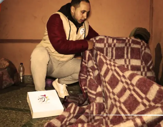إطعام وتدفئة.. شباب يقضون ليالي الشتاء مع مشردين بمراكش (فيديو)