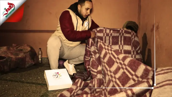 إطعام وتدفئة.. شباب يقضون ليالي الشتاء مع مشردين بمراكش (فيديو)