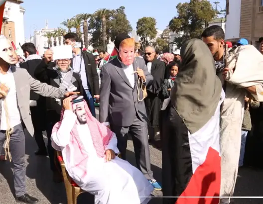 ترامب وبنسلمان ونتنياهو والسيسي في مسيرة “صفقة القرن”بشوارع الرباط (فيديو)