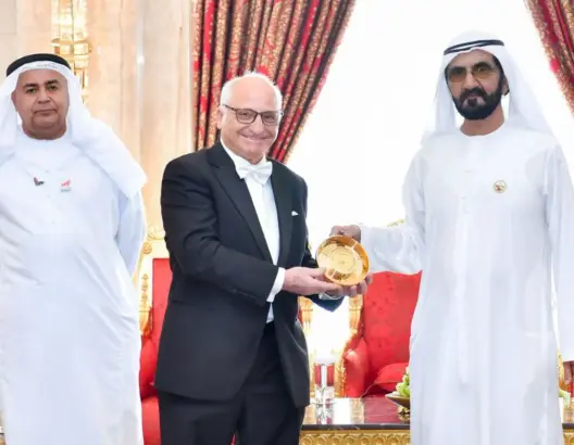 مغربي اخترع بطارية الموبايل ورشح لنوبل.. الإمارات تكرم اليازمي (فيديو وصور)