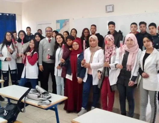تلاميذ ثانوية بويسلان يفاجؤون أساتذتهم بحملة “وردة لأستاذي” (صور)