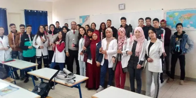 تلاميذ ثانوية بويسلان يفاجؤون أساتذتهم بحملة “وردة لأستاذي” (صور)