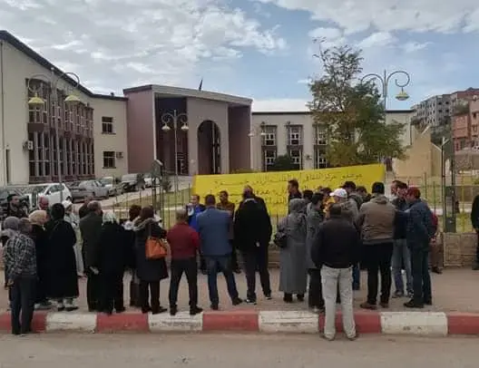 موظفون يحتجون ضد مديرة مركز ثقافي بخنيفرة …والأخيرة: يشتغلون 3 ساعات فقط (صور)