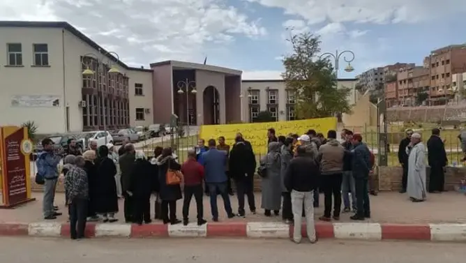 موظفون يحتجون ضد مديرة مركز ثقافي بخنيفرة …والأخيرة: يشتغلون 3 ساعات فقط (صور)