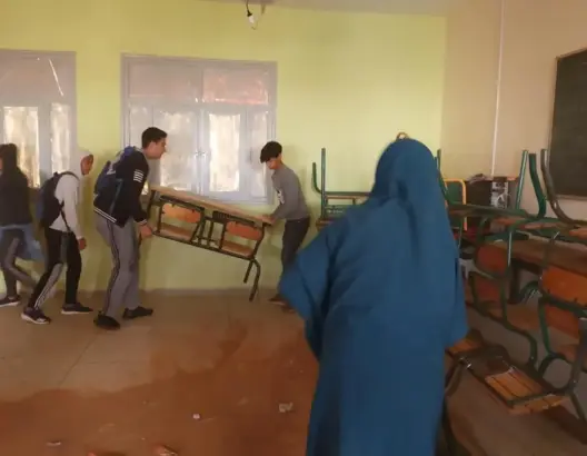 بعد عواصف رملية.. مواطنون ينظفون المدارس وشوارع طانطان (صور)