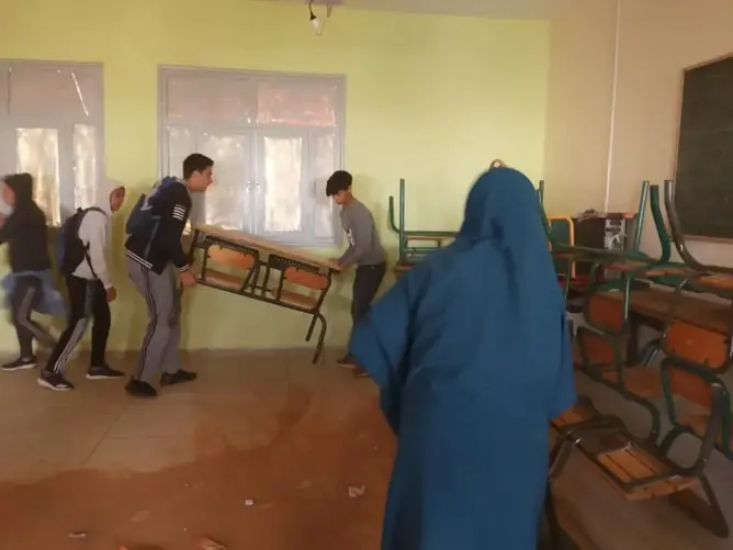 بعد عواصف رملية.. مواطنون ينظفون المدارس وشوارع طانطان (صور)