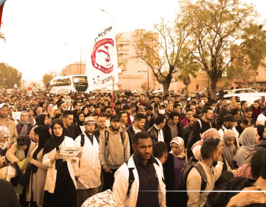 آلاف المتعاقدين يجوبون شوارع مراكش مطالبين بالتخلي عن “التعاقد” (فيديو)