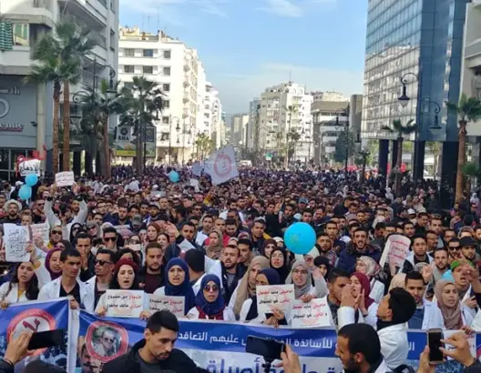 في ذكرى “20 فبراير”.. آلاف الأساتذة يتظاهرون بطنجة لـ”إسقاط التعاقد” (صور وفيديو)
