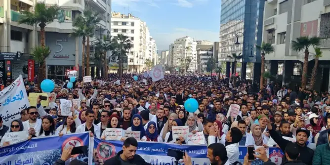 في ذكرى “20 فبراير”.. آلاف الأساتذة يتظاهرون بطنجة لـ”إسقاط التعاقد” (صور وفيديو)