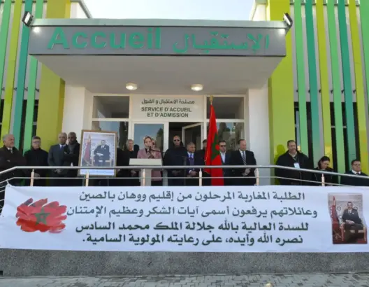 دموع وعناق.. “مغاربة الصين” يغادرون المستشفى بعد 20 يوما من الحجر الصحي (فيديو وصور)