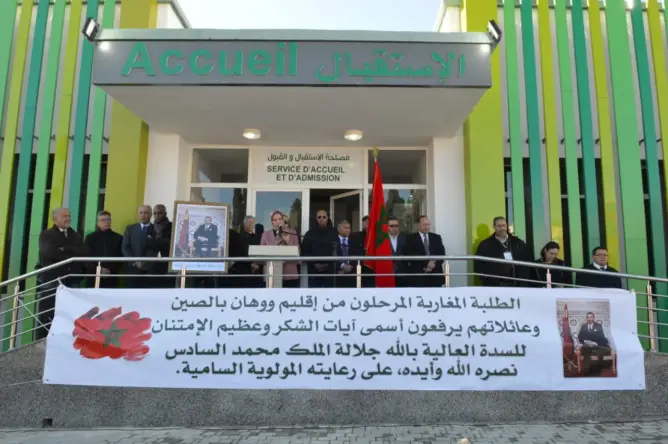 دموع وعناق.. “مغاربة الصين” يغادرون المستشفى بعد 20 يوما من الحجر الصحي (فيديو وصور)