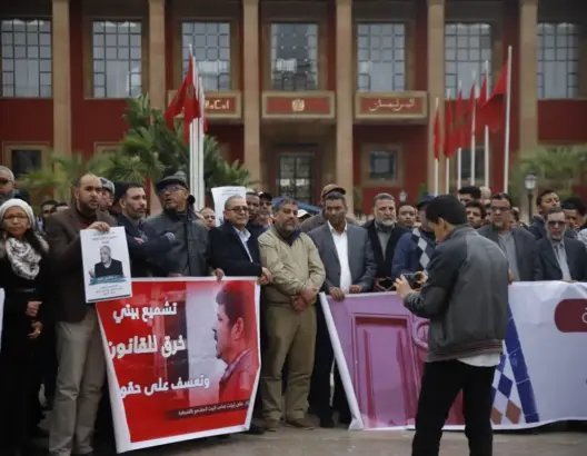 حقوقيون يتظاهرون أمام البرلمان في ذكرى تشميع بيوت “الجماعة” (صور)