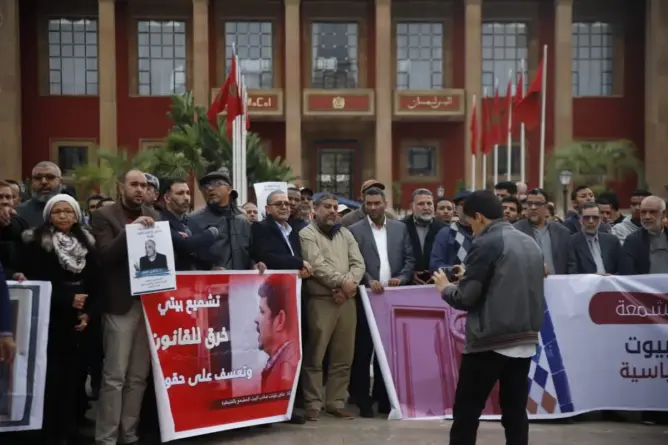 حقوقيون يتظاهرون أمام البرلمان في ذكرى تشميع بيوت “الجماعة” (صور)