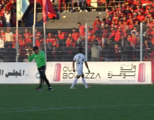 لاعب يوسفية برشيد يستفز جماهير الوداد (فيديو)