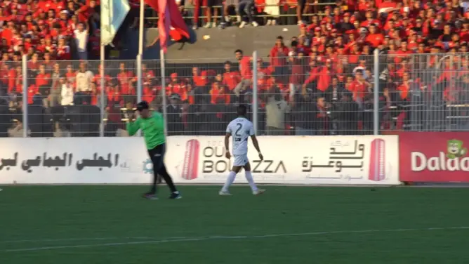 لاعب يوسفية برشيد يستفز جماهير الوداد (فيديو)