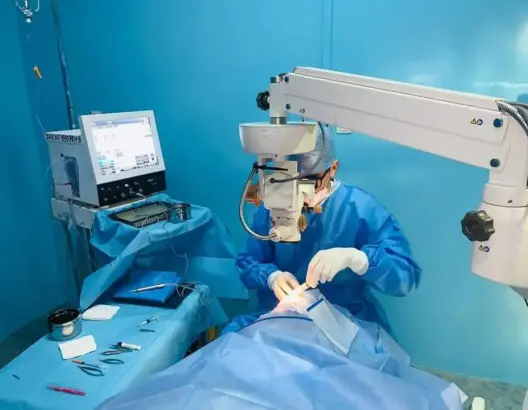 فريق طبي بأزيلال ينجح في إجراء عملية دقيقة في طب العيون