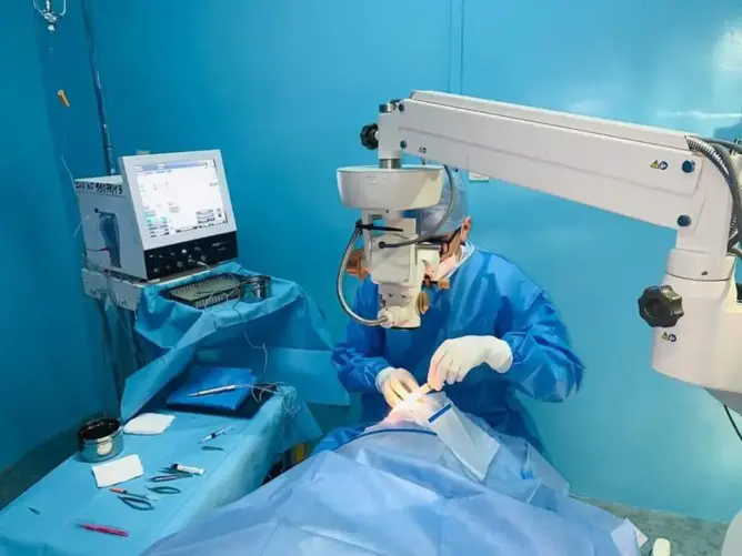 فريق طبي بأزيلال ينجح في إجراء عملية دقيقة في طب العيون