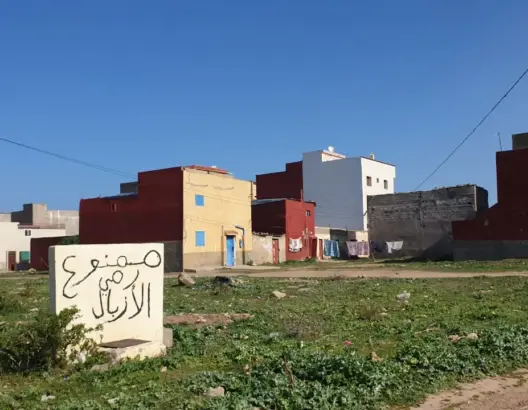 هيئات تنتقد “التعطيل الممنهج” لإعادة هيلكة حي الشرف بسيدي رحال الشاطئ (صور)