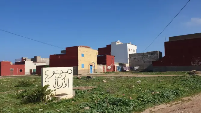 هيئات تنتقد “التعطيل الممنهج” لإعادة هيلكة حي الشرف بسيدي رحال الشاطئ (صور)