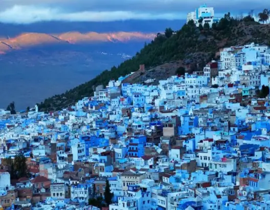 دار أزياء شهيرة تطلق تصاميمها من الجوهرة الزرقاء “شفشاون” (فيديو)