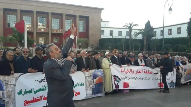احتجاجات أمام البرلمان ضد “صفقة القرن”.. ومطالب بإخراج قانون تجريم التطبيع (صور)