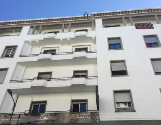 شخص يعتلي سطح عمارة بالرباط ويهدد بالانتحار