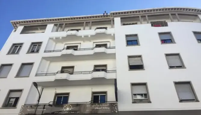 شخص يعتلي سطح عمارة بالرباط ويهدد بالانتحار