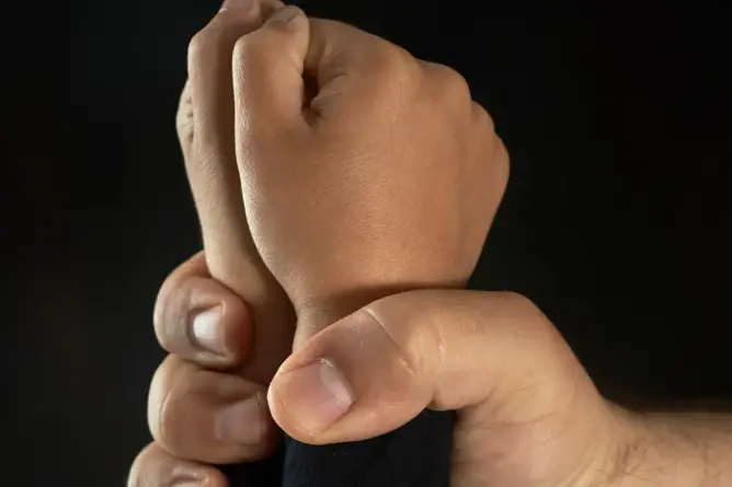 ضربتها ضربا مبرحا .. أمٌّ تقتل طفلتها الصغيرة وسط مكناس