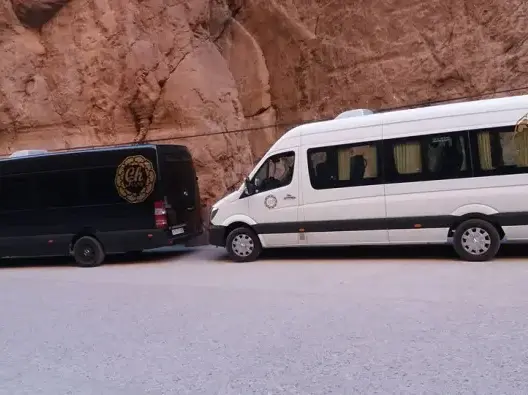 “الجولات السياحية” تشعل “الحرب” بين النقل السياحي والطاكسيات بمراكش