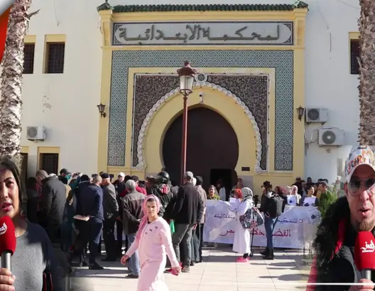 “المساس بنزاهة القضاء” بمكناس يدفع جمعويين إلى الاحتجاج (فيديو)