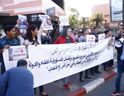محتجون يحملون الخارجية والقضاء مسؤولية “هروب البيدوفيل الكويتي”