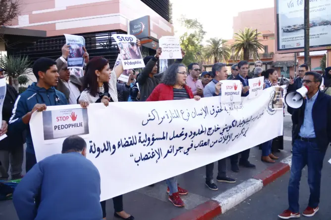 محتجون يحملون الخارجية والقضاء مسؤولية “هروب البيدوفيل الكويتي”