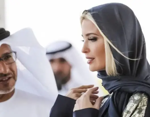 ابنة ترامب ترتدي الحجاب وتتجول حافية القدمين بمسجد في الإمارات (صور)