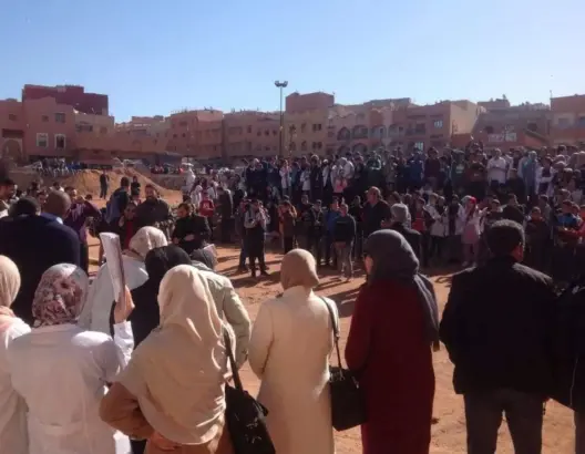 بسبب وضع مزر لمدخل وواجهة ثانوية.. أساتذة يحتجون بخنيفرة (صور)