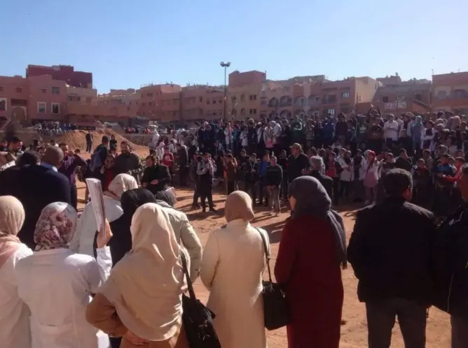 بسبب وضع مزر لمدخل وواجهة ثانوية.. أساتذة يحتجون بخنيفرة (صور)