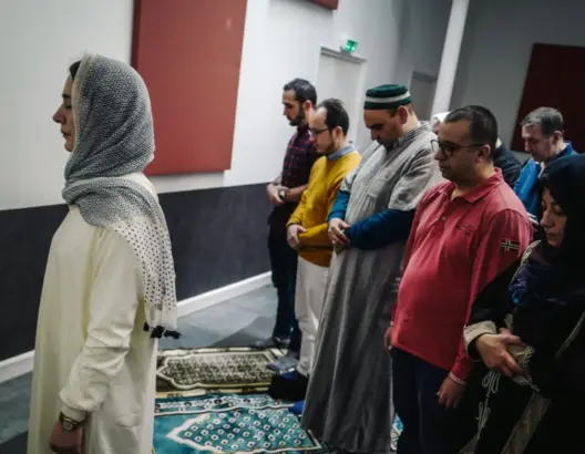 أثارت جدلا .. جزائرية تؤم المصلين وتلقي خطبة الجمعة بباريس (صور)