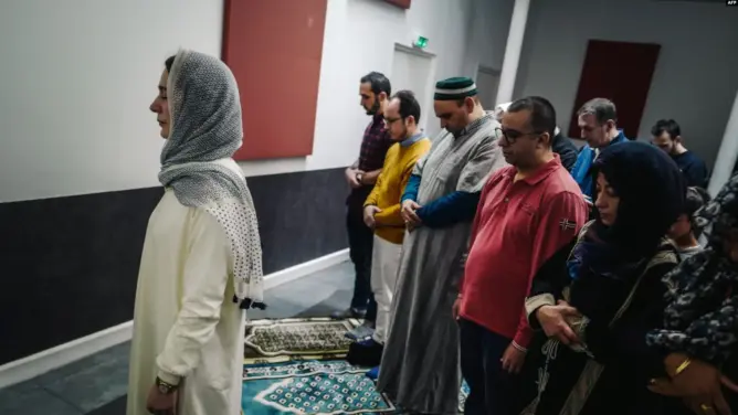 أثارت جدلا .. جزائرية تؤم المصلين وتلقي خطبة الجمعة بباريس (صور)