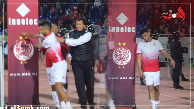 لاعبو الوداد يغادرون دونور تحث غضب جماهير النادي (فيديو)