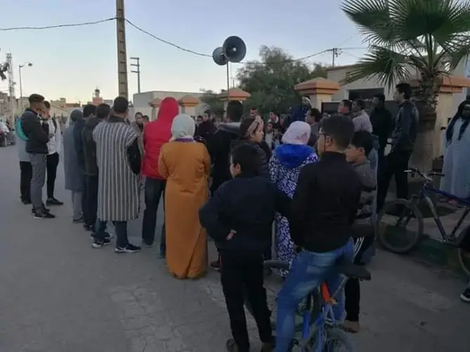 تردي الخدمات الطبية يخرج مواطنين بأجلموس نواحي خنيفرة للإحتجاج