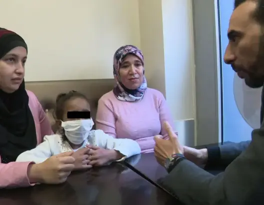 تعاني مرضا وراثيا نادرا.. طفلة مغربية مهددة بالتشرد بفرنسا