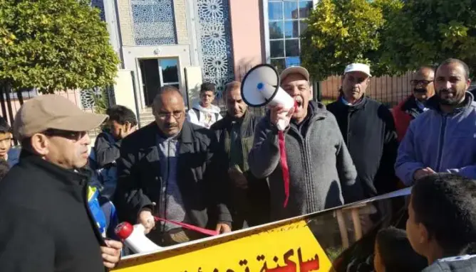 بسبب الاحتجاج ضد “مصانع الآجُر”.. استدعاء ناشط حقوقي بسوق السبت